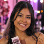 Mujer sonriente mostrando una tira de fotografías en un evento